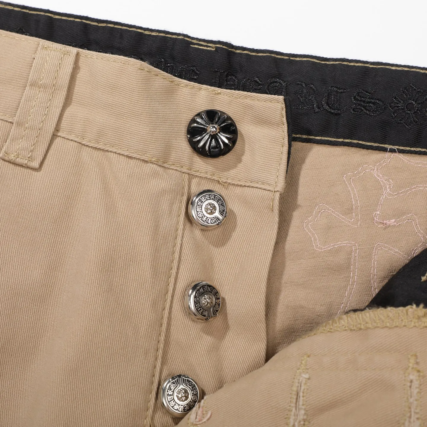 P270 CHROME HEARTS 2025 new khaki logging pink checkerboard cross leather couple style loose jeans Top ceiling quality Styles with different washed textures are very friendly to people with thin legs and thick legs. The straight and loose version is very flattering to the leg shape. The moderate length will never go out of style, easy to match with casually, the basic styling of various styles, a must-have in the wardrobe! The fabric is stiff but also makes the upper body soft without losing texture. The washing process is even more perfect. It is a must-have item for everyone! ! ! Color: Khaki Size: 28/30/32/34 Waist: 75/80/85/90 Knee: 45.5/47/48.5/50 Pants length: 102/104/106/108